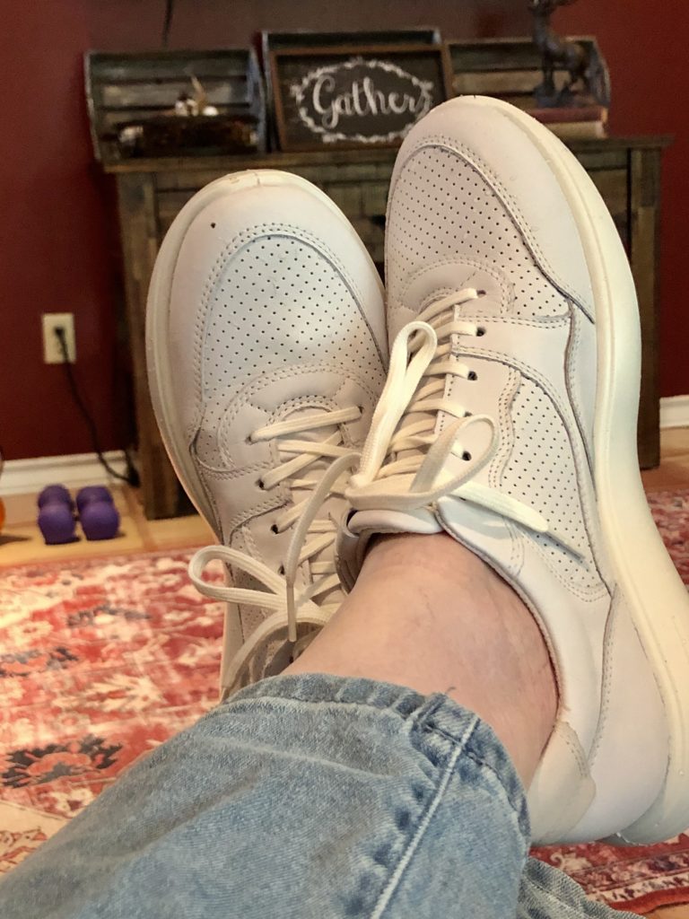 Pamela Lutrell relaxes at home in white ECCO sneakers for Spring 2020